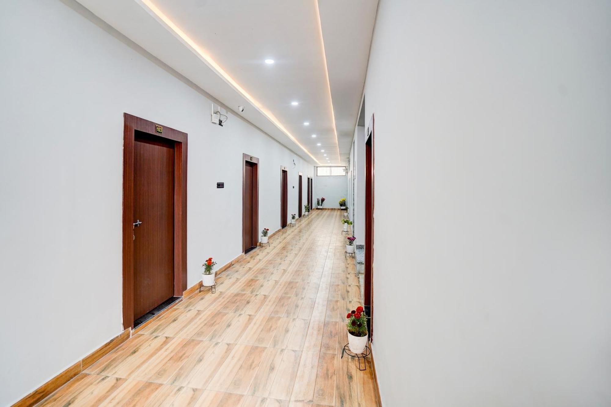 Hotel Vibe Blu- Варанасі Екстер'єр фото