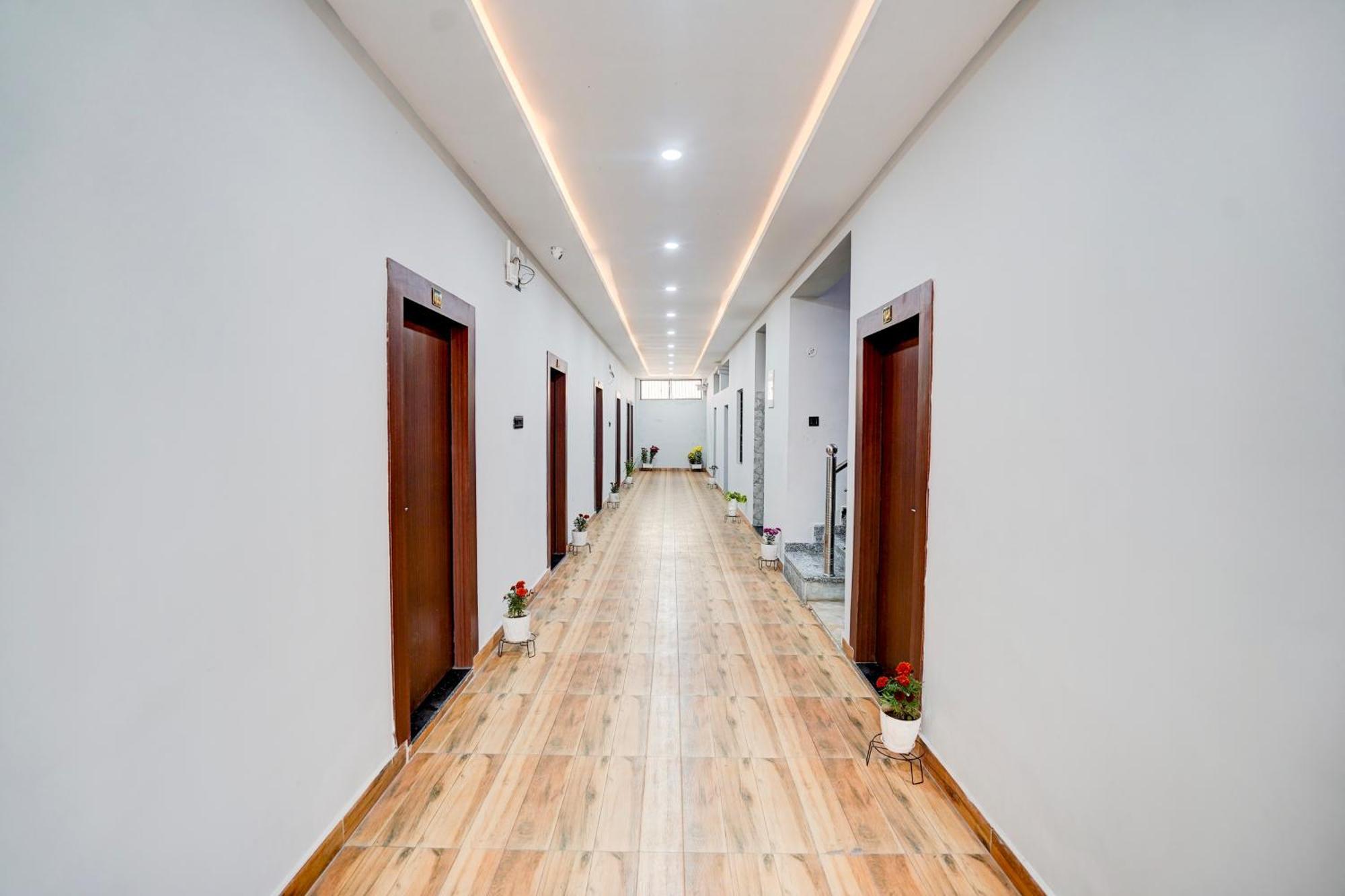 Hotel Vibe Blu- Варанасі Екстер'єр фото